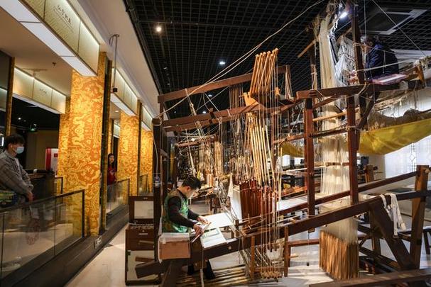 11月20日,南京云锦博物馆,游客在现场观看大花楼织机操作.