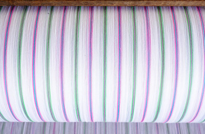 五颜六色的丝线为织造在木头背景
