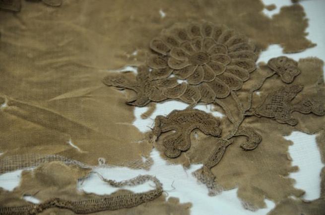 这次王氏明墓出土的丝织品衣饰的织造工艺十分丰富精巧,有平纹组织的